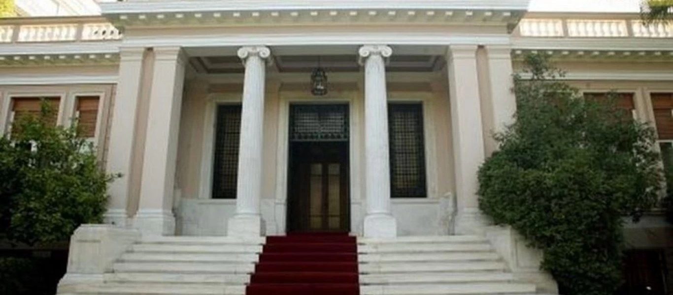 Μαξίμου κατά Τσίπρα για τα Γλυπτά: «Αντί να διαστρεβλώνει τις προτάσεις του κ. Μητσοτάκη, ας συμβάλει κάπου»